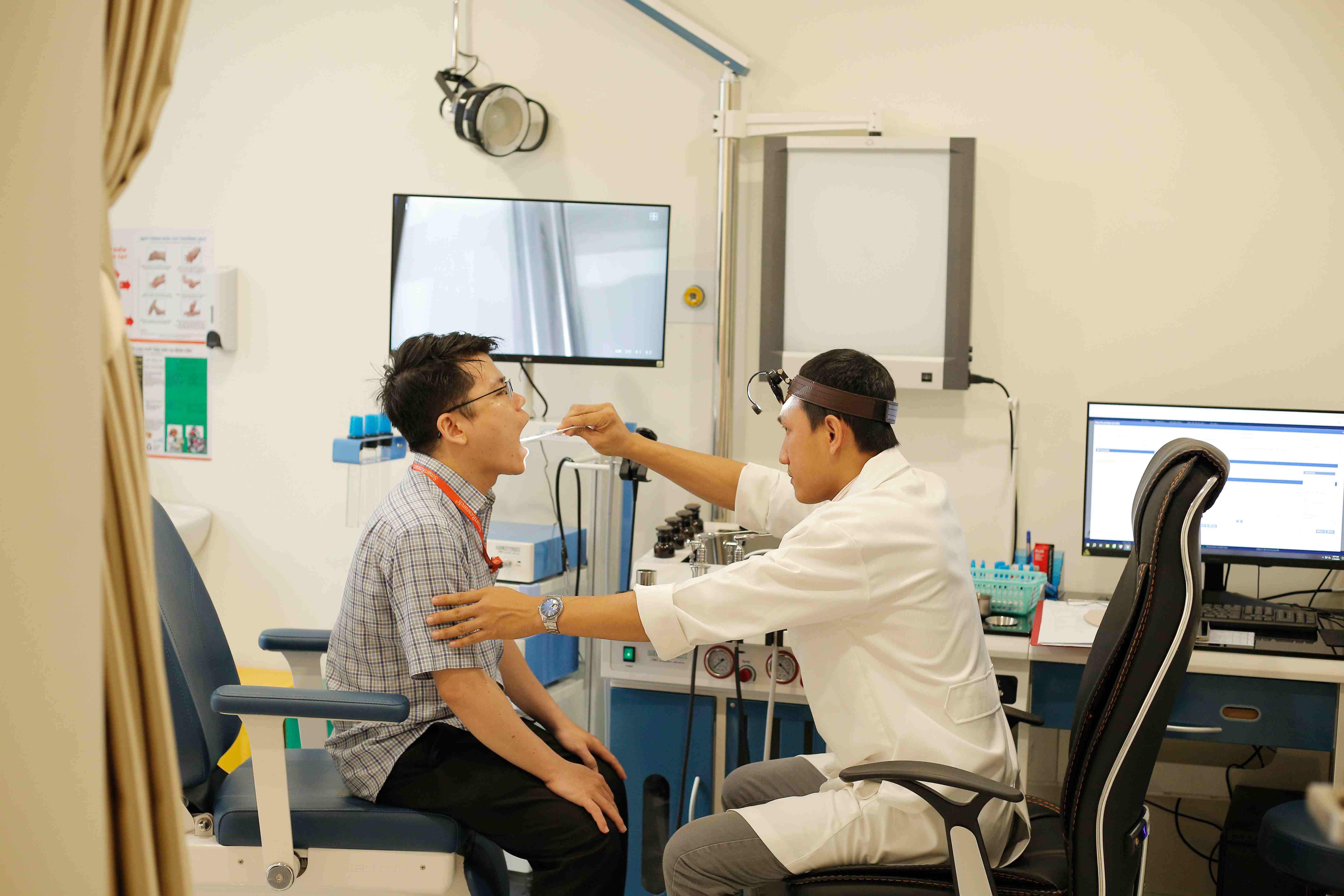 khám họng resize